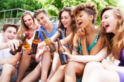 Jugendliche und Alkohol - ein No-Go, aber Eltern und Freunde liefern die Getränke