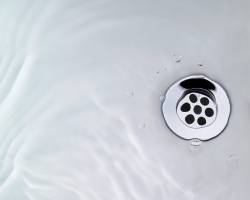 Stinkender Abfluss in Küche und Dusche in den Griff bekommen