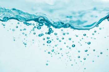 Destilliertes Wasser trinken